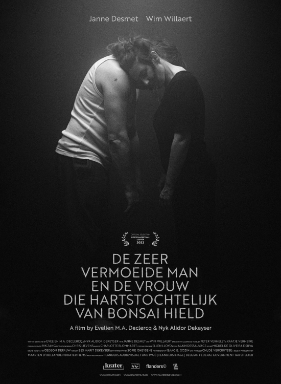 De zeer vermoeide man en de vrouw die hartstochtelijk van bonsai hield - poster De zeer vermoeide man en de vrouw die hartstochtelijk van bonsai hield - poster